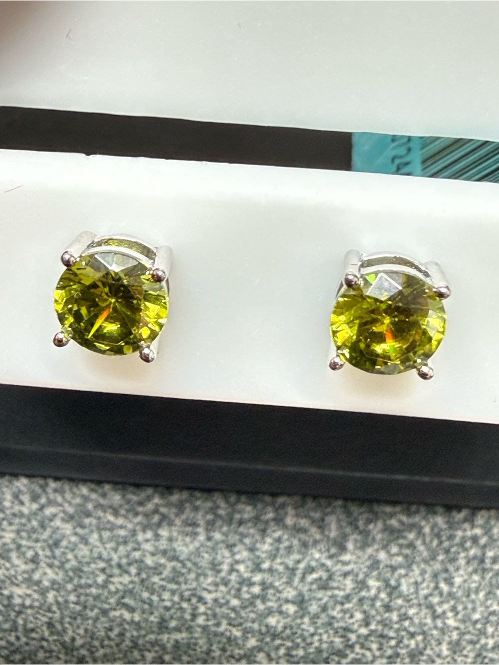 925 Sterling Silver Peridot Green Round Stud Earrings *NWT